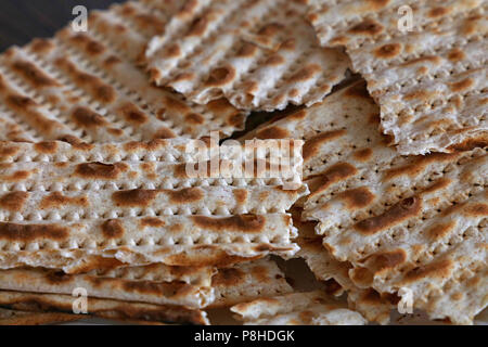 Close up quadratische Stücke von matzo Fladenbrot Cracker, traditionelle jüdische Knäckebrot Stockfoto