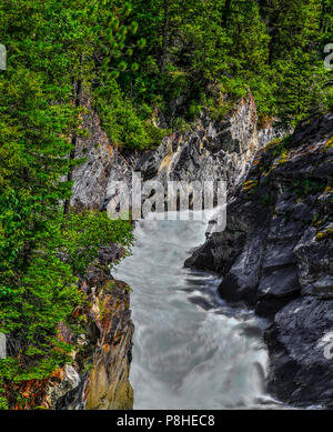 Natürliche Schönheit von Bull River, auf hohem Niveau, raging Thru ruggd Berge Canyon, in British Columbia, Kanada Stockfoto