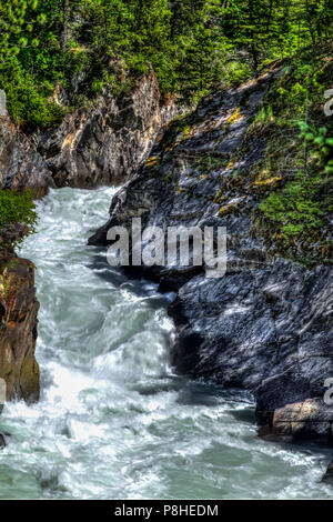 Natürliche Schönheit von Bull River, auf hohem Niveau, raging Thru ruggd Berge Canyon, in der Nähe veiw in British Columbia, Kanada Stockfoto