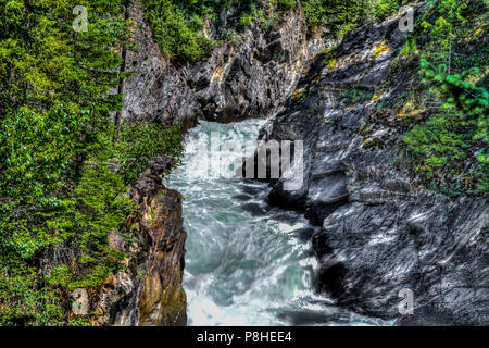 Natürliche Schönheit von Bull River, auf hohem Niveau, raging Thru ruggd Berge Canyon, in der Nähe veiw in British Columbia, Kanada Stockfoto