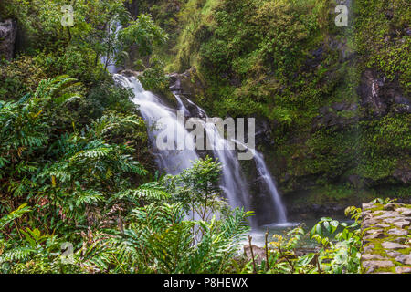 Waikani fällt oder drei Bären fällt, einer von vielen Wasserfällen entlang der Straße nach Hana auf der Insel Maui auf Hawaii. Stockfoto