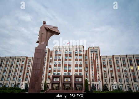 Transnistrien Parlamentsgebäude in Tiraspol mit einer Statue von Wladimir Lenin vor. Dies ist eine der wichtigsten Sehenswürdigkeiten der selbst ernannte Kopf Stockfoto