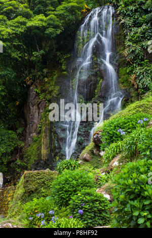 Wasserfall im Parque Natural da Ribeira dos Caldeiroes, Sao Miguel, Azoren Stockfoto