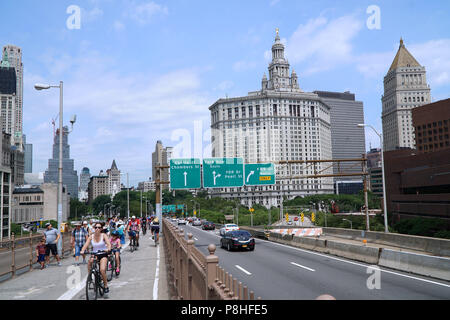 NEW YORK - Juli 2017: Fußgänger die Brooklyn Bridge Manhattan verlassen, auf die Stufe, die für Fußgänger und Radfahrer, einem beliebten entfernt. Stockfoto