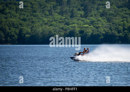 Eine schnelle Jet angetriebenen Wasserfahrzeuge überfliegen das Wasser der See angenehm, NEW YORK in den Adirondack Mountains. Stockfoto