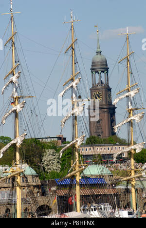 Hafengeburtstag in Hamburg. Schlepper tanzen auf der Elbe. Hafengeburtstag in Hamburg. Stockfoto