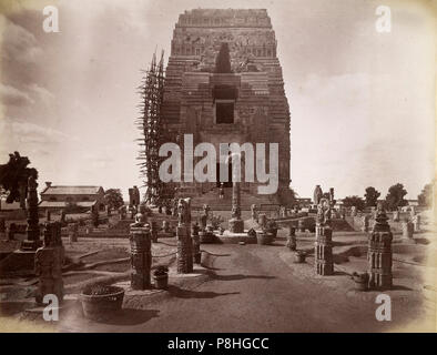 8. oder 9. Jahrhundert ruiniert Teli ka Mandir in Restaurierung mit temporären Ruinen Garten vor, Gwalior Fort, Madhya Pradesh, 1882 Foto. Stockfoto