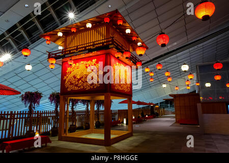 TOKYO, Japan - 19 April 2018: Innenraum der japanischen Retro achitectures am Flughafen Haneda Stockfoto