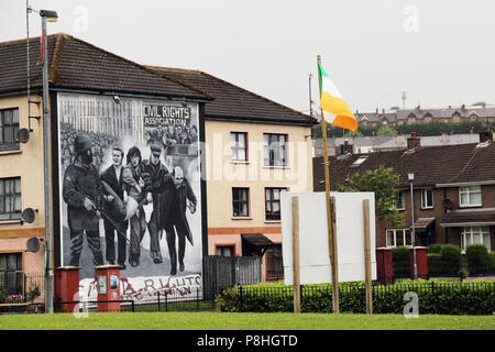 Glennfada Park, Standort des Bloody Sunday Massaker von 1972 und Wandbild in Gedenken an diesem Tag gemalt Stockfoto