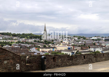 Die Derry Wände mit Blick auf den Bogside Gegend der Stadt. Stockfoto