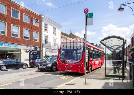 High Wycombe, Großbritannien - 3. Juni 2018: A 102 Bus hält an einer Haltestelle an der High Street. Die Umgebung ist gut von Bussen angefahren. Stockfoto