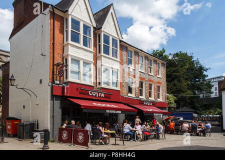 High Wycombe, Großbritannien - 3. Juni 2018: Menschen enjpying Kaffee außerhalb Costa Coffee. Costa ist eine berühmte Kette der Kaffeehäuser. Stockfoto