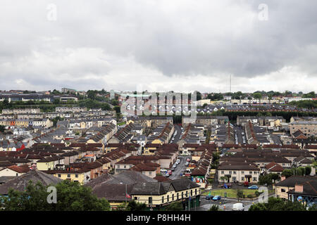 Die Derry Wände mit Blick auf den Bogside Gegend der Stadt. Stockfoto