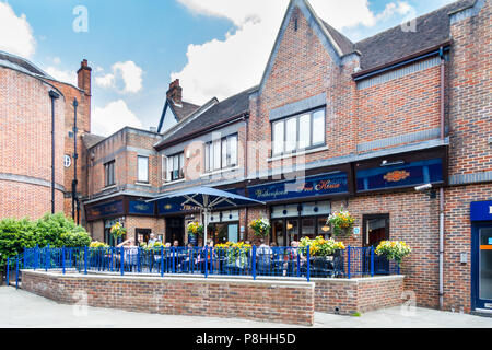 High Wycombe, Großbritannien - 3. Juni 2018: Die hinteren Eingang des Falken Pub. Die Kneipe gehört zu den Wetherspoon Kette. Stockfoto