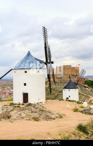 Blick auf die Windmühlen von Consuegra und die Castille tun La Muela Stockfoto