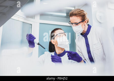 Aufmerksame Forscher hören auf Ihre Kollegin Stockfoto