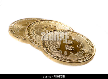 Bitcoin. Physikalische bit Münze. Digitale Währung. Cryptocurrency. Goldene Münze mit bitcoin Symbol auf weißem Hintergrund. Stockfoto