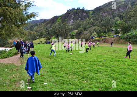 Fußball-Spiel - Fiestas de San Antonio de Padua in SAN ANTONIO Las Huaringas' - HUANCABAMBA.. Abteilung von Piura. PERU Stockfoto