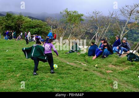 Fußball-Spiel - Fiestas de San Antonio de Padua in SAN ANTONIO Las Huaringas' - HUANCABAMBA.. Abteilung von Piura. PERU Stockfoto