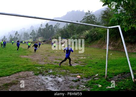 Fußball-Spiel - Fiestas de San Antonio de Padua in SAN ANTONIO Las Huaringas' - HUANCABAMBA.. Abteilung von Piura. PERU Stockfoto