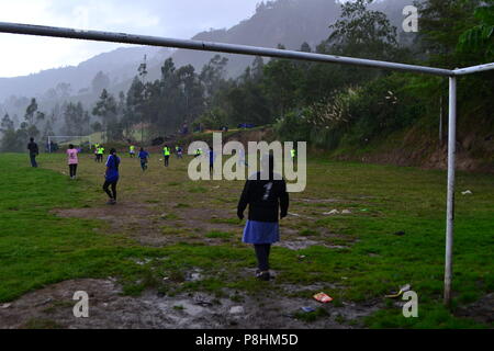 Fußball-Spiel - Fiestas de San Antonio de Padua in SAN ANTONIO Las Huaringas' - HUANCABAMBA.. Abteilung von Piura. PERU Stockfoto