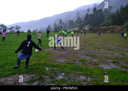 Fußball-Spiel - Fiestas de San Antonio de Padua in SAN ANTONIO Las Huaringas' - HUANCABAMBA.. Abteilung von Piura. PERU Stockfoto