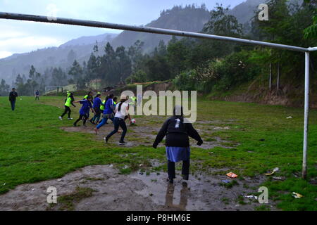 Fußball-Spiel - Fiestas de San Antonio de Padua in SAN ANTONIO Las Huaringas' - HUANCABAMBA.. Abteilung von Piura. PERU Stockfoto