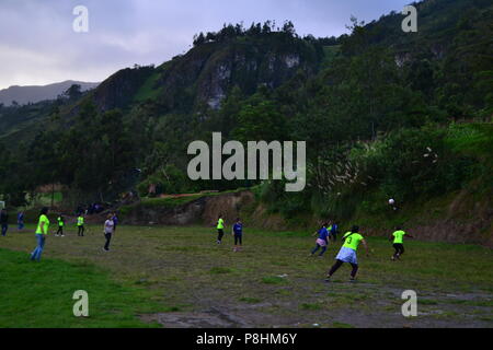 Fußball-Spiel - Fiestas de San Antonio de Padua in SAN ANTONIO Las Huaringas' - HUANCABAMBA.. Abteilung von Piura. PERU Stockfoto