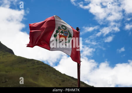Peruanische Flagge unter blauem Himmel in Cusco, Peru winken Stockfoto