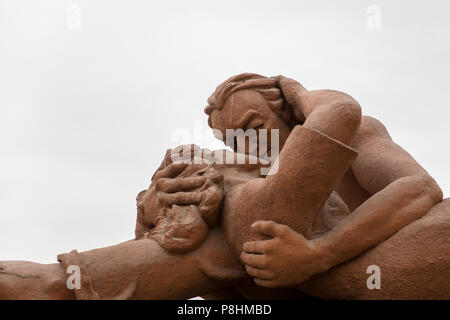 LIMA, PERU - 30. Dezember 2017: Detail der Skulptur El Beso (Der Kuss) im Parque del Amor in Lima, Peru. Skulptur wurde von Victor Delfin im Jahr 1993 gemacht. Stockfoto