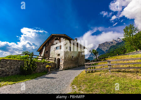 HEIDIDORF, SCHWEIZ - 18. MAI 2018: Detail der Heidihaus und eventuell in die Johanna Spyri Heidiwelt im Heididorf, Schweiz. Heididorf haben mehr als 150. Stockfoto