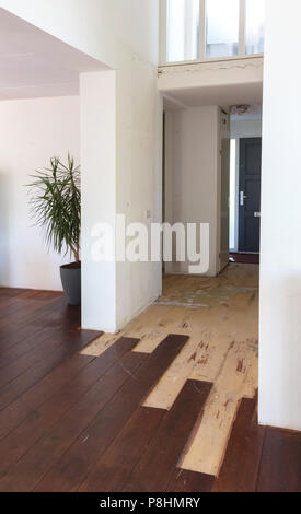Oben brechen eine solide Holzboden in einem Haus Stockfoto