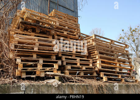 Haufen verwendet Holzpalette im Werk Hinterhof für Recycling vorbereitet. Stockfoto