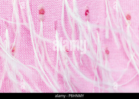 Close-up große weiche Gestrickte rosa Kaschmir Schal mit Pailletten und Straußenfedern geschmückt. Stilvolle zarte handmande wolle Wickeln mit Dekor. Ausschreibung y Stockfoto
