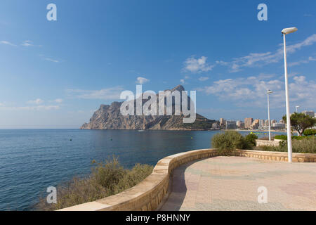 Calpe Alicante Spanien Peñón de Ifach Big Rock Wahrzeichen von Coast Path Gehweg in La Fossa levante gesehen Stockfoto