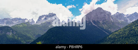 Blick auf die Brenta Gruppe Bergen in den Dolomiten in Italien Stockfoto