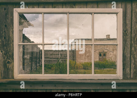 Ein Blick durch die Fenster in das alte Fischerdorf Hof unter dem bewölkten Himmel an der Küste der Ostsee... Stockfoto