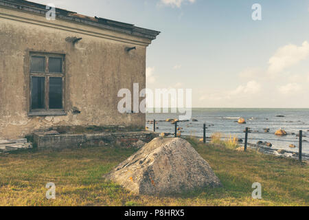 Einen Steinwurf Fischerhaus auf die Ufer der Ostsee neben der Tahkuna Leuchtturm auf dem Hintergrund der Horizont Stockfoto