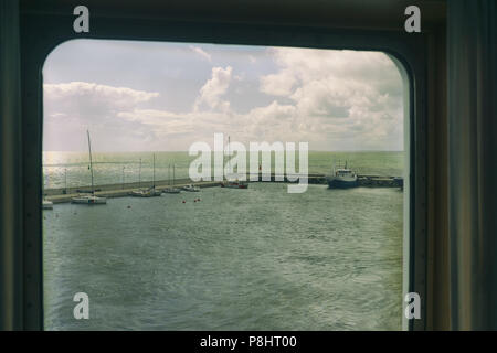 Ein Blick durch das Bullauge der Fähre Yachten im Hafen von der Ostsee günstig Stockfoto