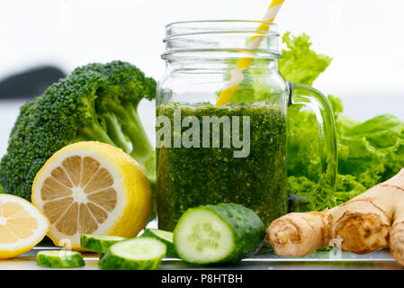 Detox Diät. Frische Entgiftung Säfte. Stockfoto