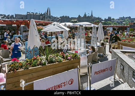 Festival Village auf der Waverley Mall mit Cafe Kultur und Essen trinken in Edinburgh Schottland Großbritannien Stockfoto