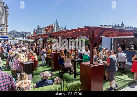 Festival Village auf der Waverley Mall mit Cafe Kultur und Essen trinken in Edinburgh Schottland Großbritannien Stockfoto