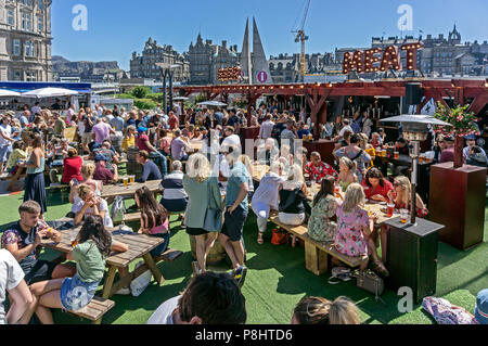 Festival Village auf der Waverley Mall mit Cafe Kultur und Essen trinken in Edinburgh Schottland Großbritannien Stockfoto