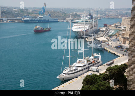 Die Aussicht von den oberen Barrakka Gärten über Grand Harbour, das eine Reihe von Schiffen, die in der Ansicht. Nächstgelegene ist der Dreimaster Schiff Le Ponant Stockfoto