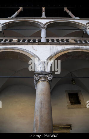 Bogenförmige Design auf die Spalten in der antike Palast auf der Grundlage Stockfoto