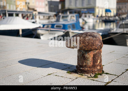 Rostige Poller im Hafen von Cres (Kroatien) Stockfoto