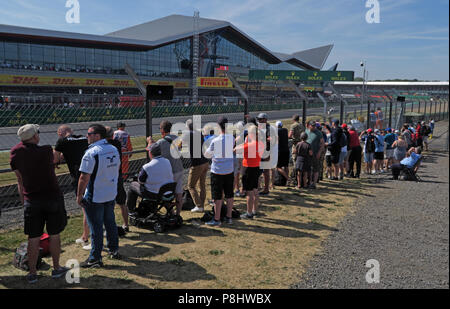 Silverstone Formel 1 und Stehplatz Zuschauer, Northamptonshire, West Midlands, England, Großbritannien Stockfoto