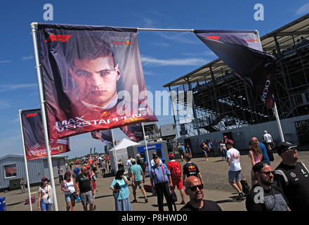 F1-Fahrer auf Fahnen, Max Verstappen, Silverstone Formel 1 Rennstrecke, der Britische Grand Prix 2018, England, Großbritannien Stockfoto