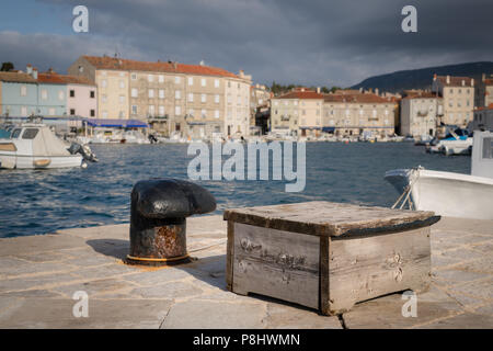 Rostige Poller und Holzbox im Hafen von Cres (Kroatien) Stockfoto