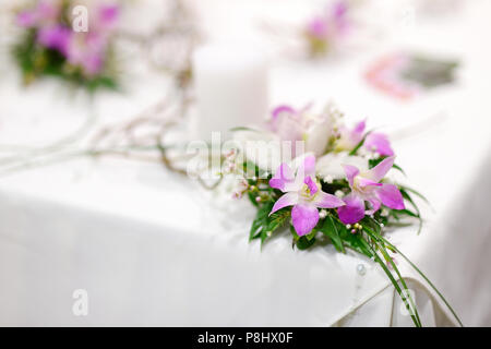 Schöne Komposition aus Weiß und Rosa Orchideen Stockfoto